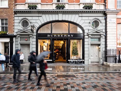 burberry used the digital marketing mix|Burberry social media marketing.